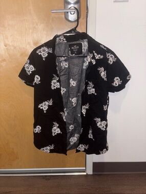 Hollister Black and White Floral Short Sleeve Shirt